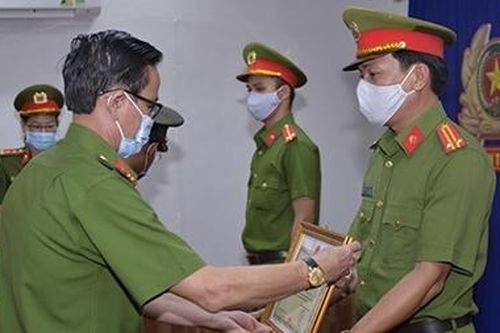 Khen thưởng tập thể, cá nhân bắt vụ mua bán 2kg ma túy