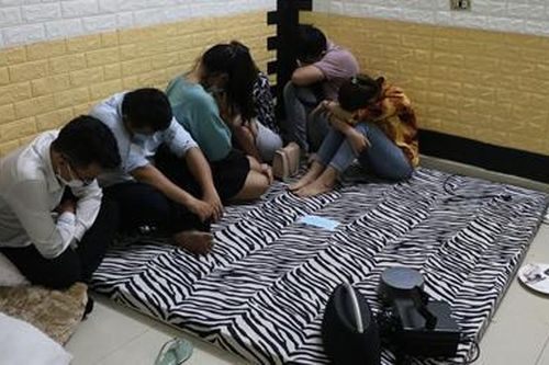 Bất chấp dịch bệnh, 6 thanh niên vào nhà nghỉ 'bay lắc'