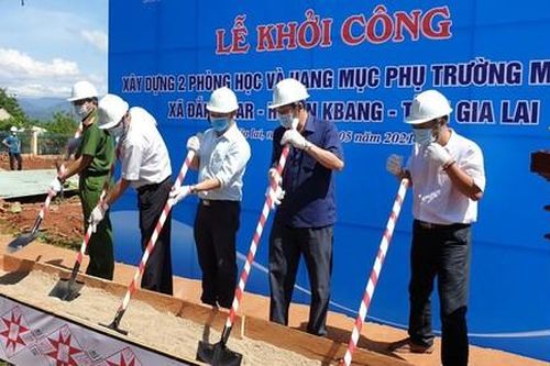 Công an huyện K'bang, Gia Lai: Chăm lo cho học sinh nghèo