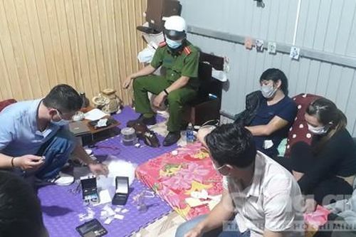 Đà Lạt: Bắt 'nóng' đối tượng tàng trữ ma túy đá, dao kiếm trong phòng trọ