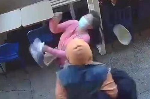 Clip người phụ nữ gốc Á bị hành hung trên đường phố New York, Mỹ