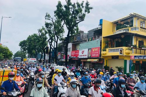 Gò Vấp phải xả chốt phong tỏa vì dòng phương tiện ùn ứ cả km