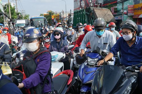 Xếp hàng dài cả km chờ qua chốt kiểm soát để ra vào vùng dịch Gò Vấp