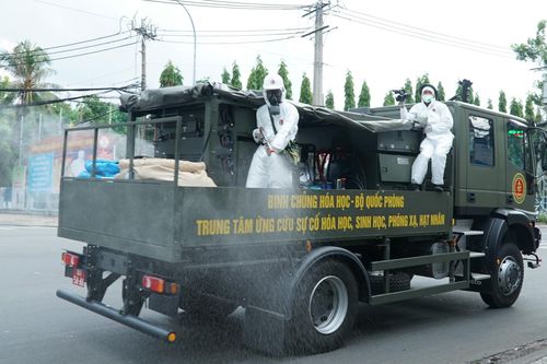 Dàn xe đặc chủng phun khử khuẩn trên diện rộng ở vùng dịch Gò Vấp