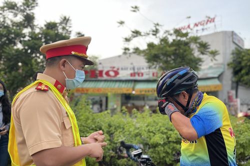 CSGT TP.HCM phạt người đi đường không đeo khẩu trang, mức phạt tới 3 triệu đồng