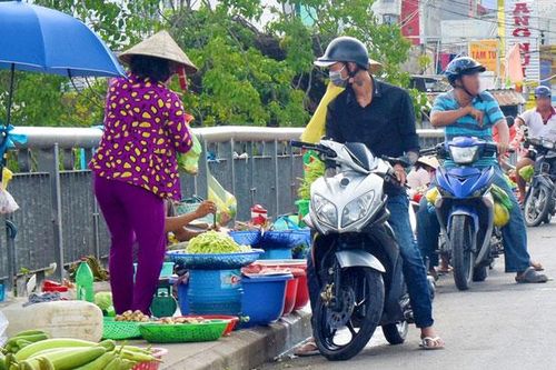 Có biện pháp dẹp bỏ chợ tự phát trên cầu