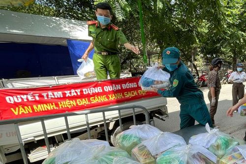 Hỗ trợ lương thực cho 64 hộ dân cách ly ở phường Kim Liên (quận Đống Đa)