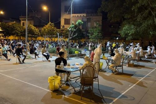 Trời nắng nóng, nhân viên y tế chuyển lấy mẫu xét nghiệm vào sáng sớm và buổi tối