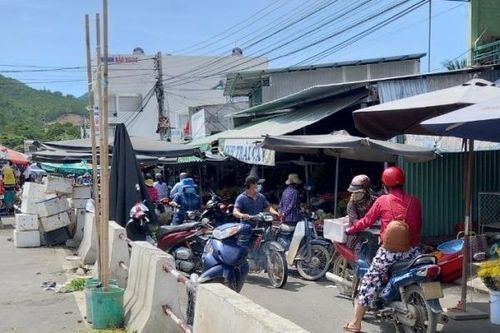 Người dân đồng hành cùng chính quyền cơ sở chống dịch COVID-19