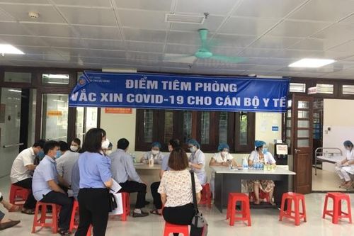 Tiêm vắc xin cho lực lượng tham gia chống dịch tại Bắc Giang