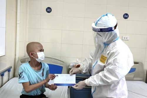 Tết thiếu nhi đặc biệt của các bệnh nhi cách ly chống dịch COVID-19 trong Bệnh viện K Tân Triều