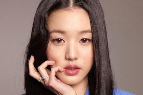 Jang Won Young bị chê thần thái kém sang, ảnh như tự chụp trong quảng cáo trang sức xa xỉ