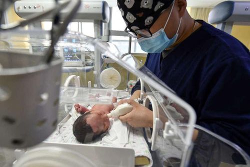 Được 'cởi trói' sinh con thứ ba, người Trung Quốc vẫn e ngại