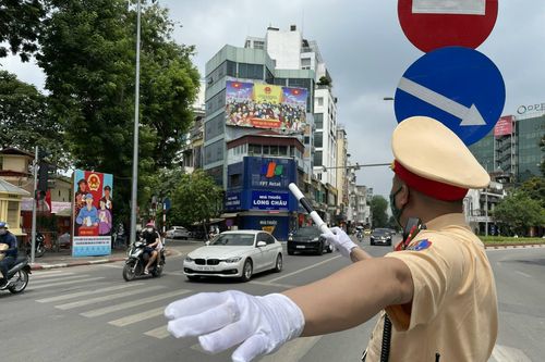 Cảnh sát giao thông Thủ đô đề nghị người dân kinh doanh vận tải đổi sang biển số vàng
