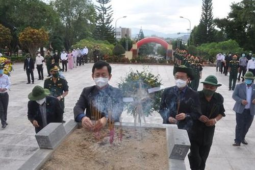 Kon Tum: Lễ viếng, truy điệu, an táng 9 hài cốt liệt sĩ hy sinh tại Lào