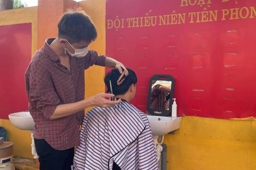 Đến khu cách ly cắt tóc miễn phí cho y bác sĩ ở Bắc Giang