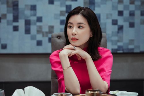Bóc giá loạt đồ hiệu đắt đỏ trong phim 'Mine'