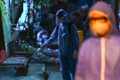 Người phụ nữ bị cách ly vì đến khu phong tỏa giao bánh cuốn