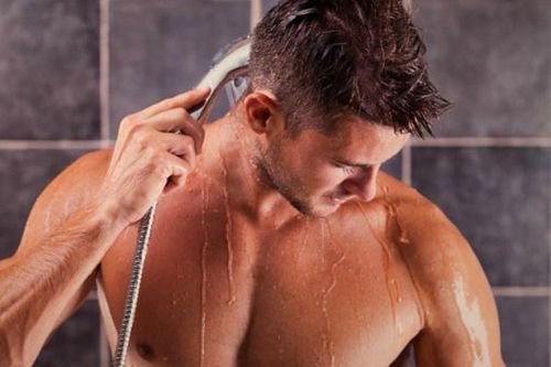 Nam giới nên tắm vào thời điểm nào trong ngày?