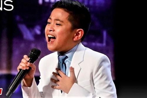 Cậu bé 10 tuổi được khen có giọng hát diva
