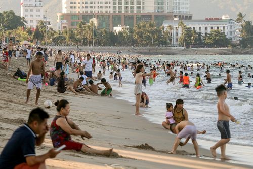 Người dân Nha Trang ùn ùn đi tắm biển, xe máy dựng chật kín vỉa hè