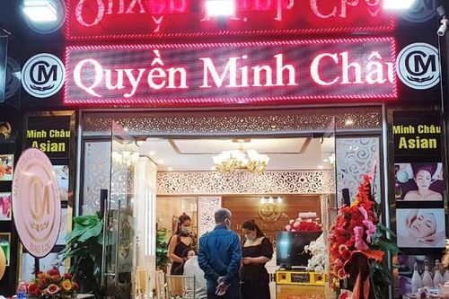 Hàng chục người đến từ nhiều tỉnh tham gia khai trương thẩm mỹ viện