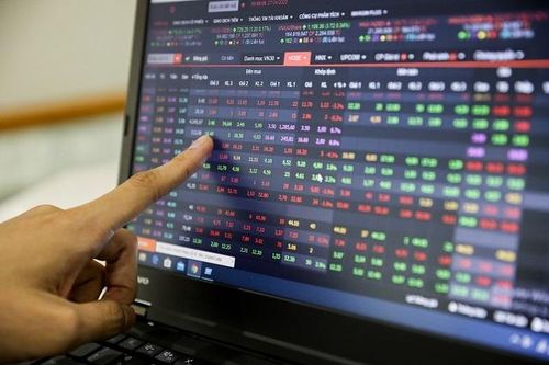 Dòng tiền chảy mạnh vào chứng khoán: Hệ thống buộc 'rút phích' chủ động