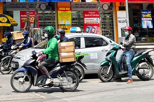 Hà Nội: Người lao động nhọc nhằn mưu sinh dưới nắng nóng 40 độ C