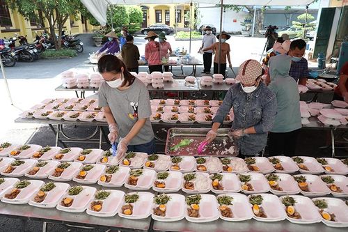 Chống dịch gắn với chăm lo đời sống công nhân