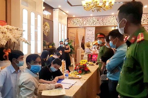 Bất chấp dịch, hơn 30 người dự khai trương cơ sở thẩm mỹ