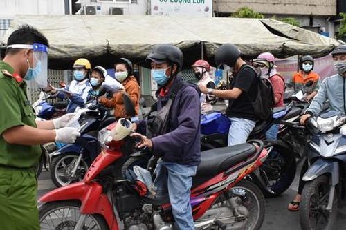 Gò Vấp phân luồng từ xa, kiểm tra ngẫu nhiên người ra vào quận