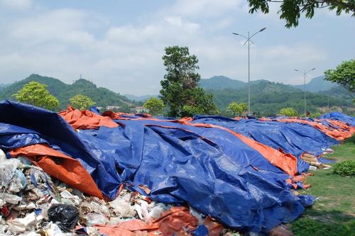 Bãi rác dài hàng trăm mét bỗng dưng 'mọc' giữa đường ở Hòa Bình
