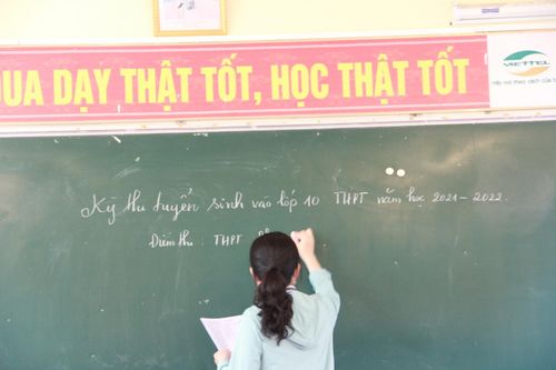 Hình ảnh thí sinh Hà Tĩnh 'đội nắng', đeo khẩu trang dự thi tuyển sinh vào 10