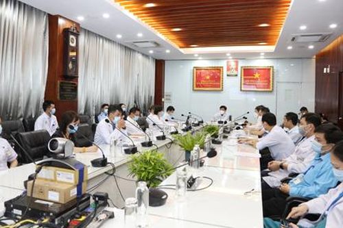 Bộ trưởng Bộ Y tế thăm và động viên tinh thần đội ngũ y bác sĩ Bệnh viện Chợ Rẫy