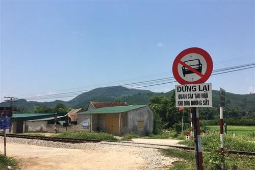 Hà Tĩnh: Đường ngang dân sinh đe dọa học sinh