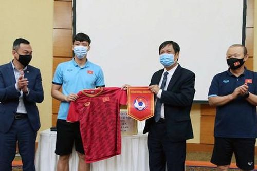 'Cộng đồng người Việt Nam rất mong chờ vào sân tiếp lửa cho đội tuyển'