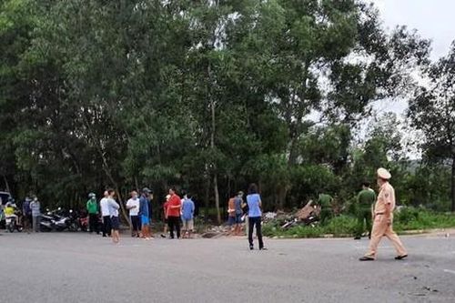 Hai nam thanh niên tử vong nghi do xe máy lao vào bụi cỏ ven đường