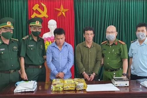 Vây bắt 2 thanh niên 'cõng' 6kg ma túy xuyên quốc gia