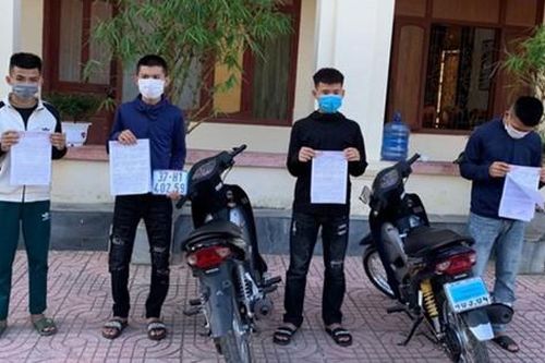 Nhóm thanh niên 'choai choai' bịt biển số, bốc đầu xe quay clip tung lên mạng khoe 'chiến tích'