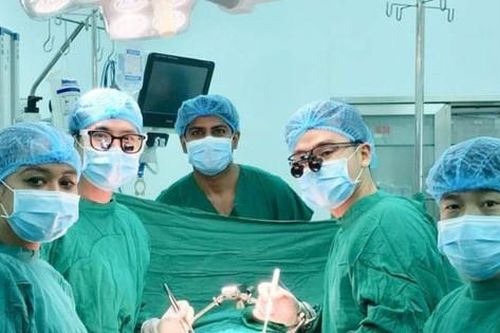 Người đàn ông 52 tuổi ngã gãy 'của quý' trong lúc cho dê ăn cỏ