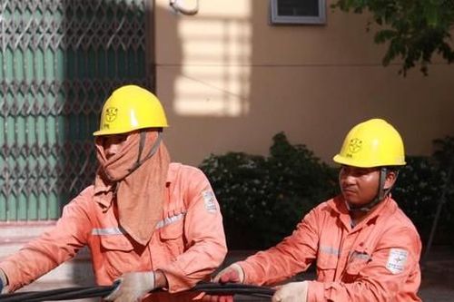 Nắng nóng 'như thiêu như đốt', tiêu thụ điện lập kỷ lục