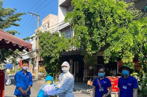 Xúc động cảnh cậu bé 7 tuổi ở nhà một mình sau chiến thắng COVID-19