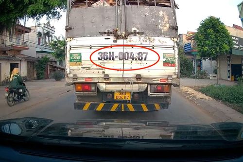 Xe tải lùi làm móp đầu xe con, tài xế quyết không nhận lỗi