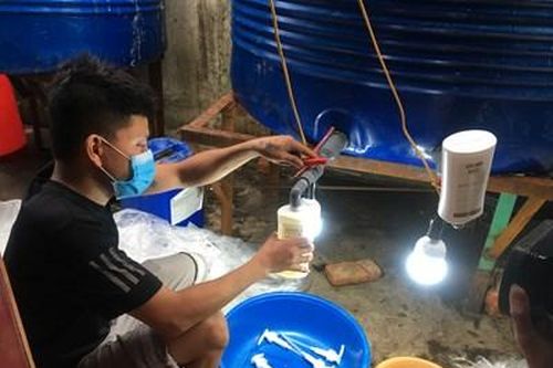 Phát hiện cơ sở sản xuất nước giặt, dầu gội, sữa tắm giả nhãn hiệu nổi tiếng