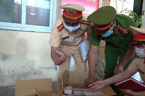 Thu giữ hàng trăm chiếc điện thoại trị giá nhiều tỉ đồng nghi nhập lậu