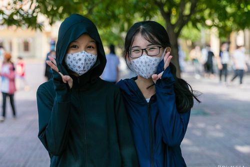 Thí sinh Nghệ An đi làm thủ tục trong nắng nóng đỉnh điểm