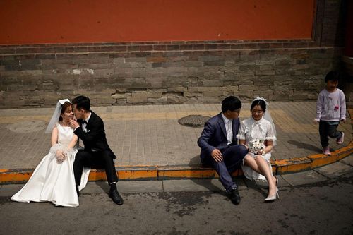 Đàn ông Trung Quốc tự triệt sản, theo đuổi lối sống 'thu nhập gấp đôi, không con cái'