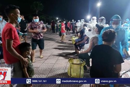 Xuyên đêm lấy mẫu xét nghiệm
