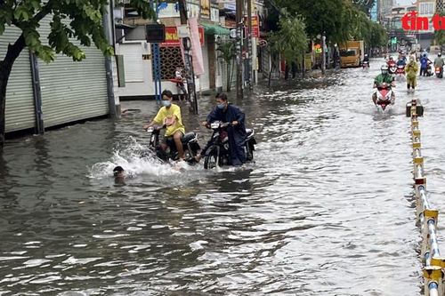 Hàng loạt tuyến đường quận Gò Vấp ngập trong biển nước sau cơn mưa lớn