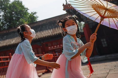 Nuôi con ở Trung Quốc đắt đỏ cỡ nào khiến nhiều cặp vợ chồng không dám sinh?
